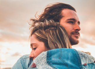 10 semne ca un barbat din zodia Varsator te place in secret!