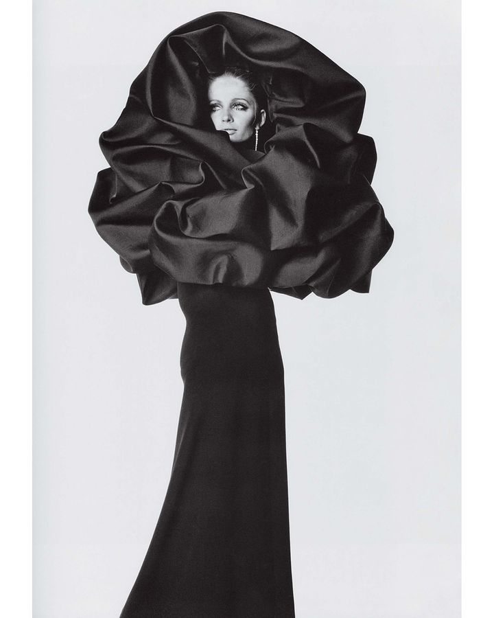 Drama negrului este intruchipata intr-o rochie de seara de Cristobal Balenciaga, fotografiata de Irving Penn pentru Vogue, 1967 (Credit: Conde Nast)