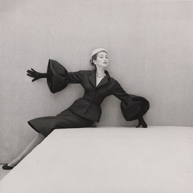 Un model pozeaza intr-un costum elegant Cristobal Balenciaga, 1951 (Credit: Henry Clarke / Galliera / Roger-Viollet)